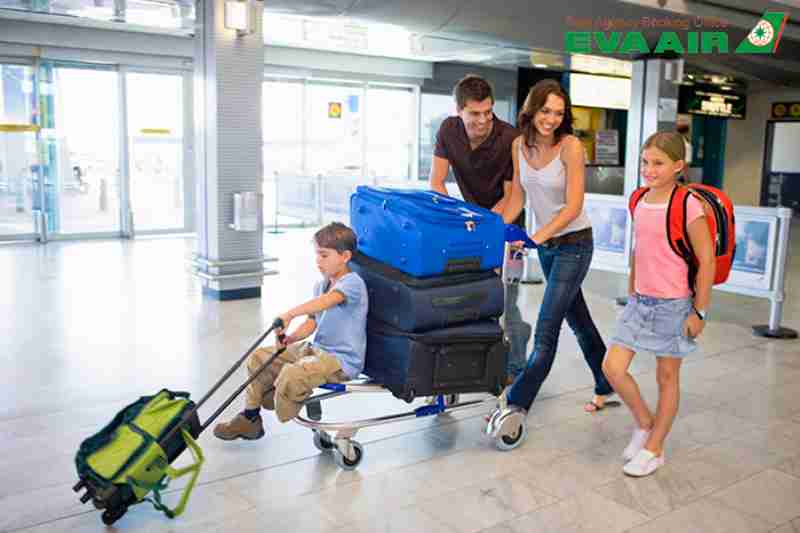 mua-them-hanh-ly-eva-air-di-paris