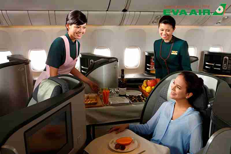 nang-hang-ve-eva-air-di-anh