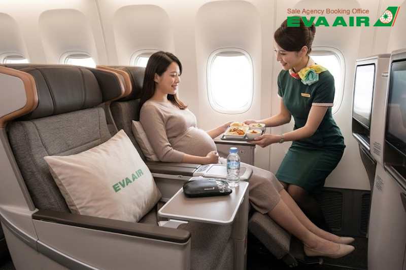 Các giấy tờ bà bầu đi máy bay EVA Air bắt buộc 