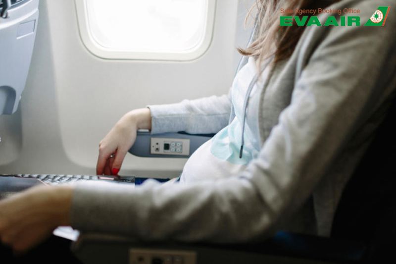 thai-4-tuan-di-may-bay-eva-air