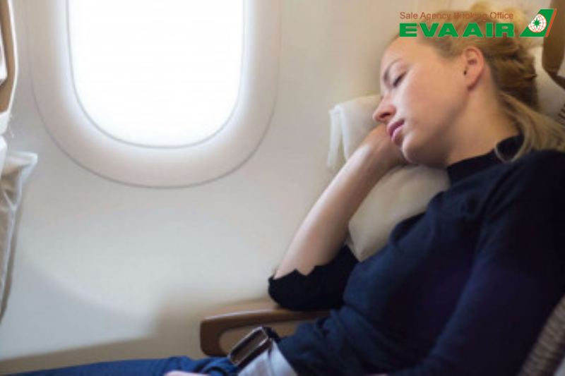 mang-thai-1-thang-di-may-bay-eva-air