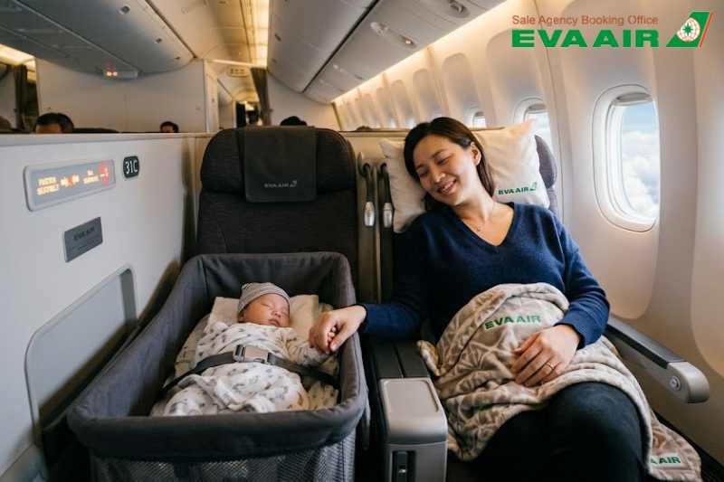 phu-nu-sau-sinh-bao-lau-thi-duoc-di-may-bay-eva-air