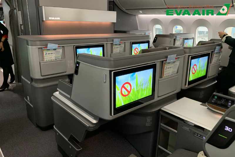 ve-may-bay-eva-air-di-my-gia-re