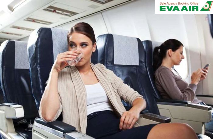 Bạn nên uống đủ nước trên chuyến bay dài